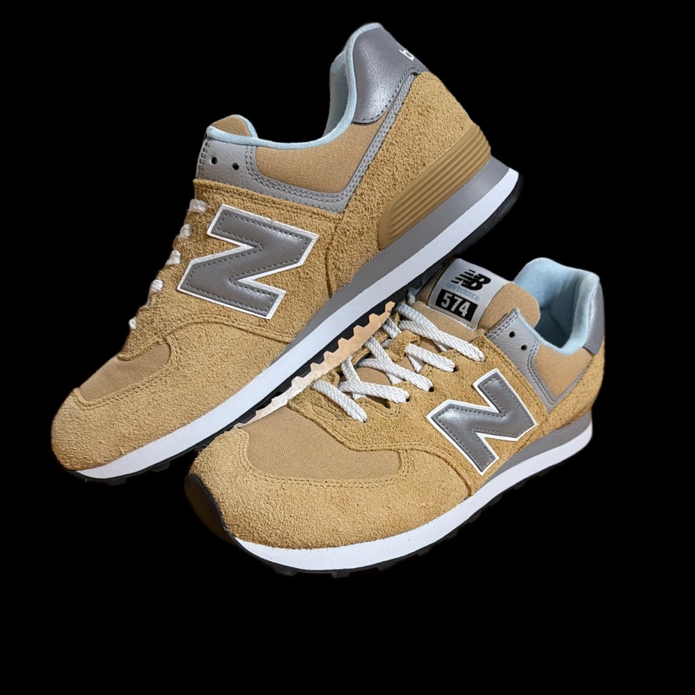 New Balance 574 Tan and Silver Suede Sneakers Unisex Sizing M/10.5 W/12 EUC 1X
